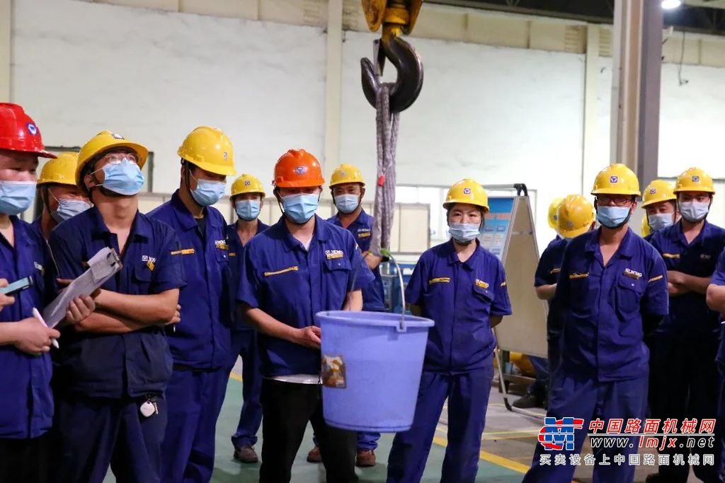 5月19日下午，液压事业部东厂区成品库热闹非凡，大伙的目光齐刷刷聚焦在这只蓝色的水桶上，高低上下间，欢呼喝彩，气氛热烈————第二届“液压匠人杯”技能大赛行车技能比赛正在此举办。