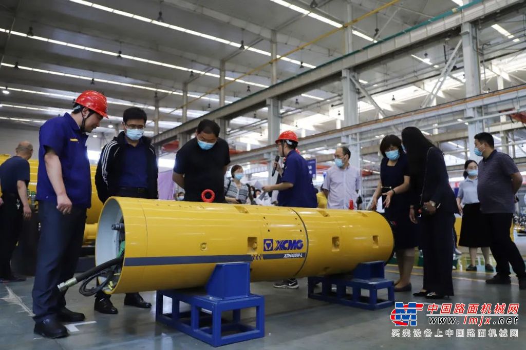 参会嘉宾一行参观了徐工顶管机、水平定向钻机等非开挖机械的智能制造车间，观摩徐工顶管机的现场调试应用，通过最先进的科技成果演示，讲述新技术、新材料在污水处理实际应用中将达到事半功倍的效果。