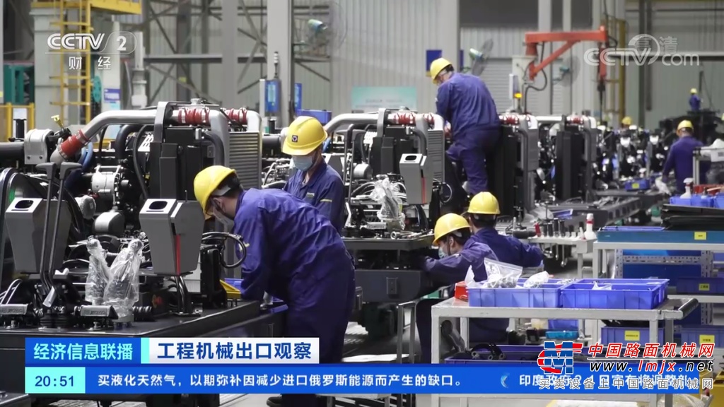 	近日，在江苏连云港，一台台徐工挖掘机、自卸卡车正缓缓驶入港口场地。再过几天，这近500台工程机械将一起发往非洲、尼日利亚。受疫情影响，今年以来工程机械行业供应链不稳定，市场面临巨大压力。对此，徐工加速推进核心零部件国产化替代，不断提升自主创新能力。
