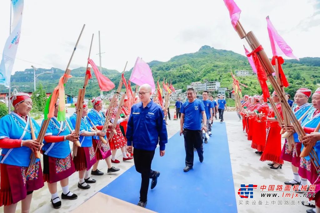 	从“输血”帮扶到“造血”青少年成长，徐工在深耕工程机械主业的同时，始终将责任意识融入品牌基因，积极助力当地发展。