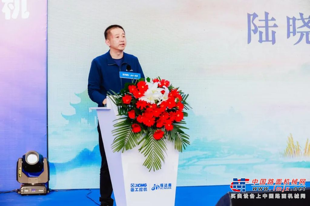 秉承“徐工，让世界更美好”的公益理念，徐工挖机积极开展抗震救灾、教育助学、扶贫济困等社会公益事业。
