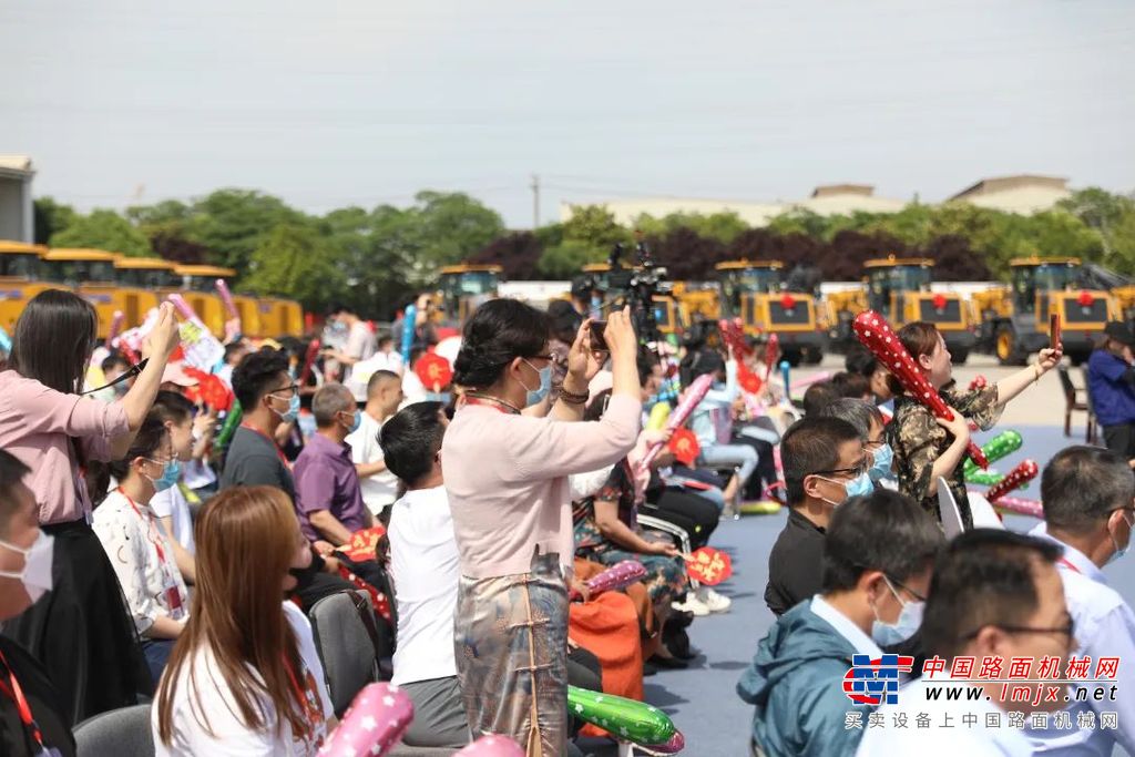 作为徐工家庭的“大家长”，王民为每对新人送上专属定制的贺礼，并祝福他们肩负起相亲相爱的承诺和家庭责任，为徐工珠峰登顶的伟大事业添砖加瓦。