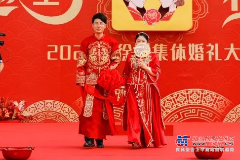 	钢筋铁骨亦有柔情似水。“手牵手跟我一起走，过着安定的生活。”伴随着温馨欢快的歌曲，两台装扮Q萌的挖掘机相继亮相，一段极致浪漫的机械求婚秀瞬间点燃全场。