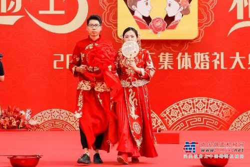 “你愿意嫁给我吗？”“我愿意！”徐工挖机员工郑祥顺、胡天婕自2017年擦出爱情火花，已经经历了近五年的爱情长跑。“我们约好了，明年也要参加集体婚礼！”现场，他们许下了美好愿望。