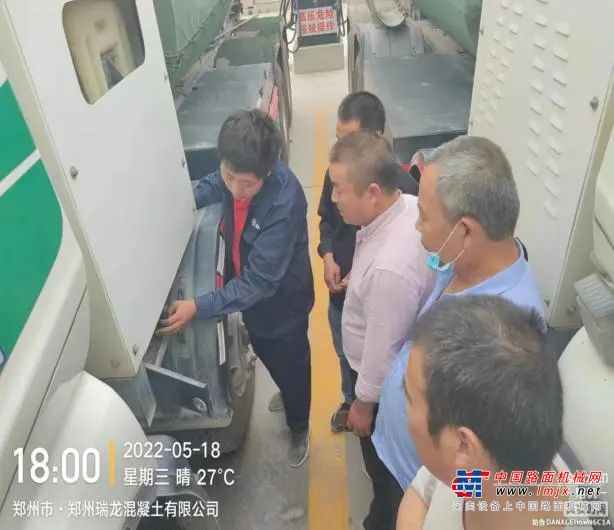 	不管是工作日还是周末，不管是中午还是凌晨，只要我们有需要，三一服务工程师们得到消息，一定会第一时间赶到现场，及时排除车辆问题，保障车辆顺利运行。	河南郑州巨力商砼董事长夸赞道。