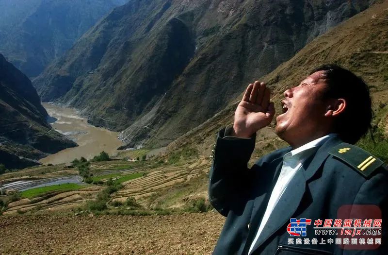 2005年，王顺友被评为感动中国十大人物之一，颁奖词是这样写的：他朴实得像一块石头，一个人，一匹马，一段世界邮政史上的传奇。他过滩涉水，越岭翻山，用一个人的长征传邮万里，用二十年的跋涉飞雪传薪。路的尽头还有路，山的那边还是山。近邻尚得百里远，世上最亲邮递员。