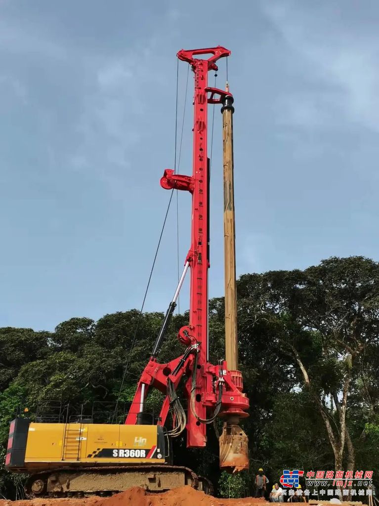 	在前期设备选型阶段，结合项目施工线路长、地形多样且地质资料有限的情况，三一与业主，施工方组织多次技术交流，沟通确认最优的设备型号及钻具组合，同时针对当地道路运输条件，制定优化的设备包装运输方案，确保设备在海运及当地内陆运输过程中快速抵达现场，顺利实现安装调试。