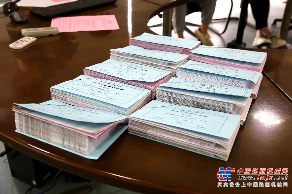 本次比赛以凭证包角、粘贴及填写相关信息为考核项次；从整体用时、美观度、整齐度、牢固度、凭证厚度、字迹工整度等6个维度开展比拼。