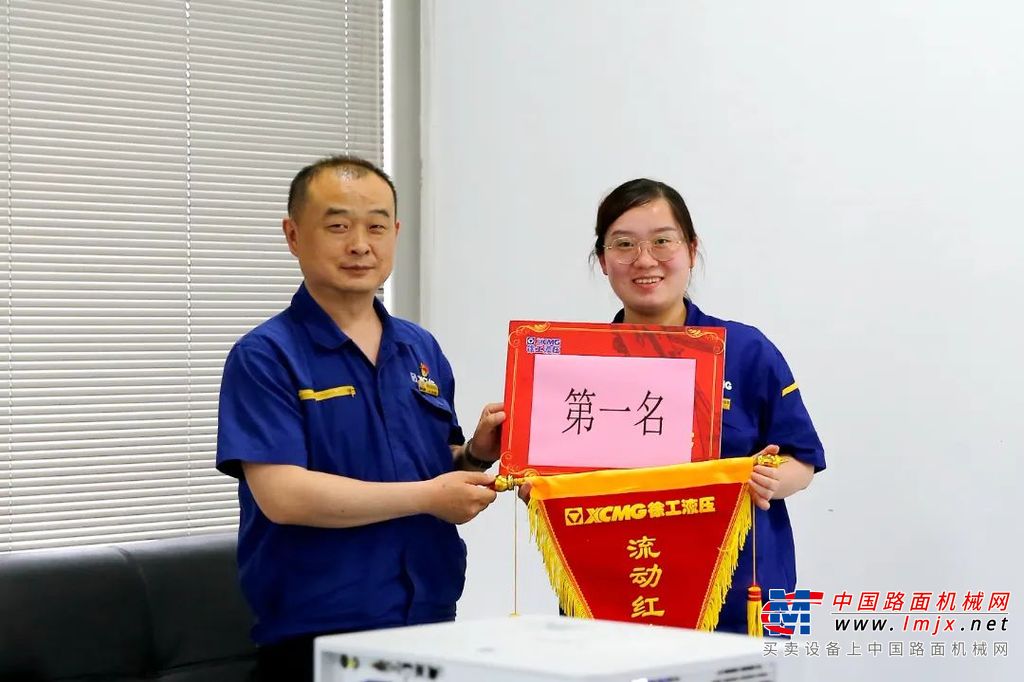 财务高手们聚精会神投入比赛
