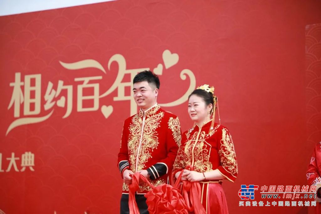 5月28日上午9:18，一场盛大而又浪漫的集体婚礼在徐工举行，来自矿机的两对新人，在领导同事、亲朋好友的见证下喜结连理，在2022年的初夏，发了一波超甜的硬核喜糖。
