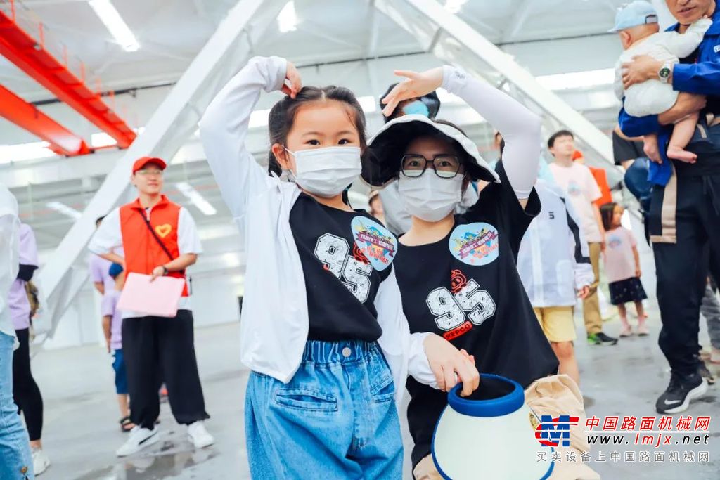 在刚刚建成的发运车间里，徐工基础党委副书记、纪委书记、工会主席刘佳佳致欢迎辞：