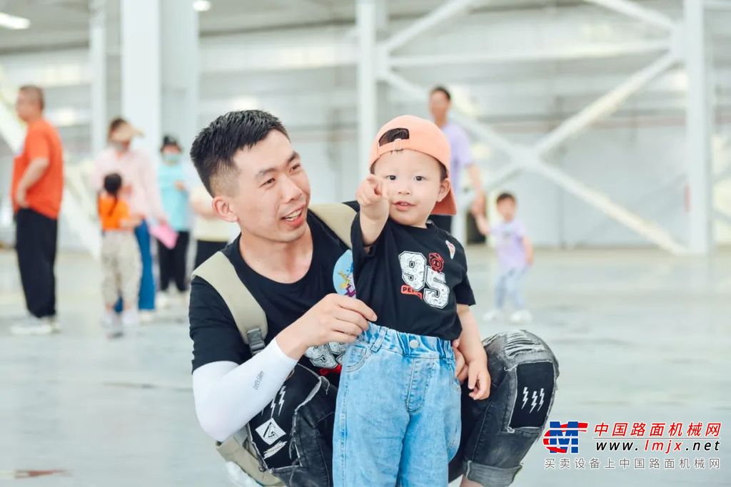 	家庭开放日的主题是“感恩”，感谢全体职工及家人们的辛勤付出和默默奉献，未来我们会一起将新家园建设得更加美好。也希望通过家庭开放日将徐工大器文化、工程机械制造强国的种子播撒在更多童年的梦想里，让更多小朋友感受大国重器的魅力！