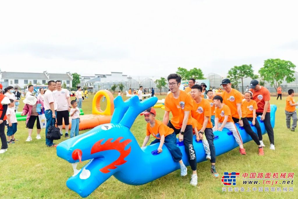 “哇，爸爸以后工作的地方好大好大”