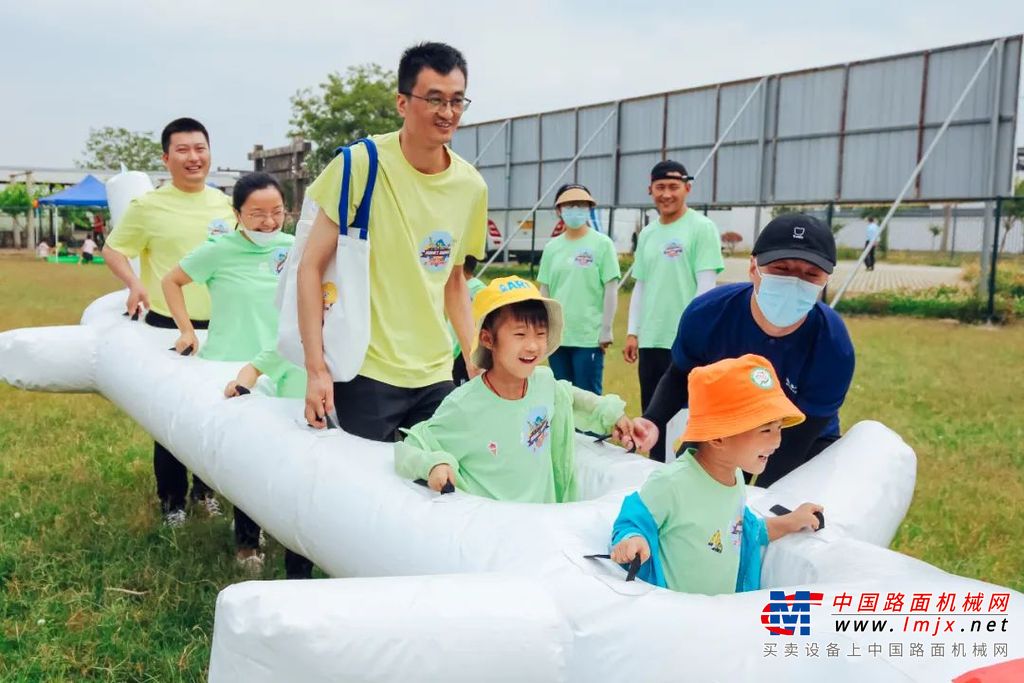 	“这个大房子，比学校的操场还大”