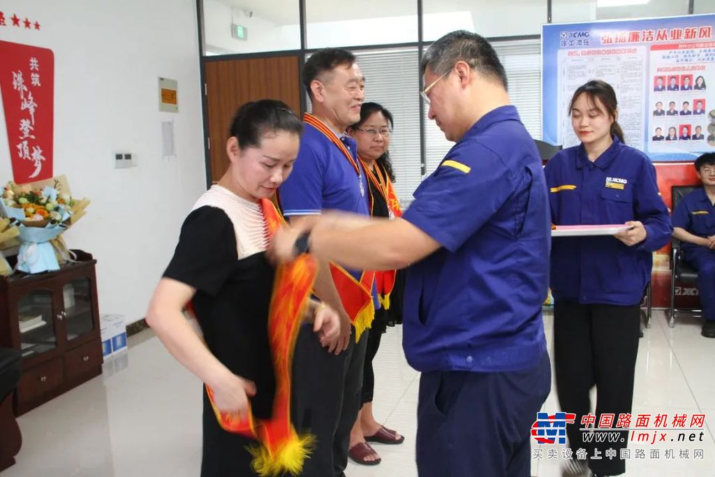 附件分公司党支部书记张伟首先致欢迎词，播放特别录制的祝福视频；事业部张总为韩勇、王学琴、姚约荣三位荣休职工颁发退休纪念品并与他们合影留念，表达了对他们在徐工事业发展中付出的辛勤努力与感谢。