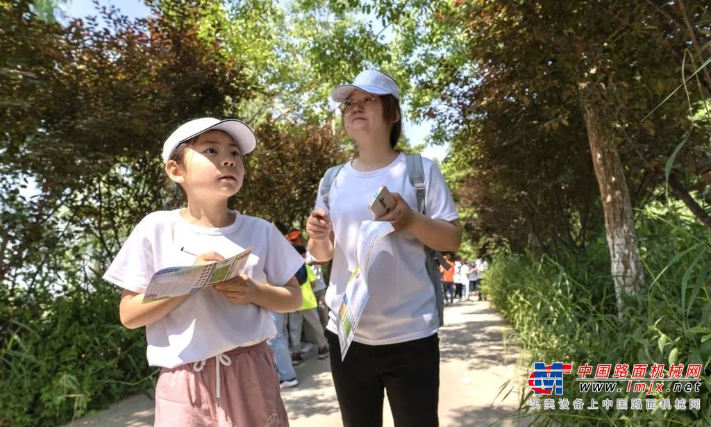 “爸爸，这台履带起重机好帅啊”