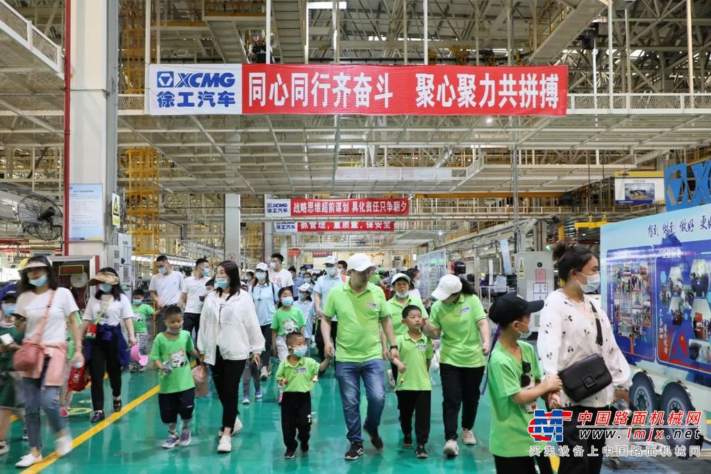 	大器徐工与徐工汽车的历史铺展开来让孩子们兴奋不已