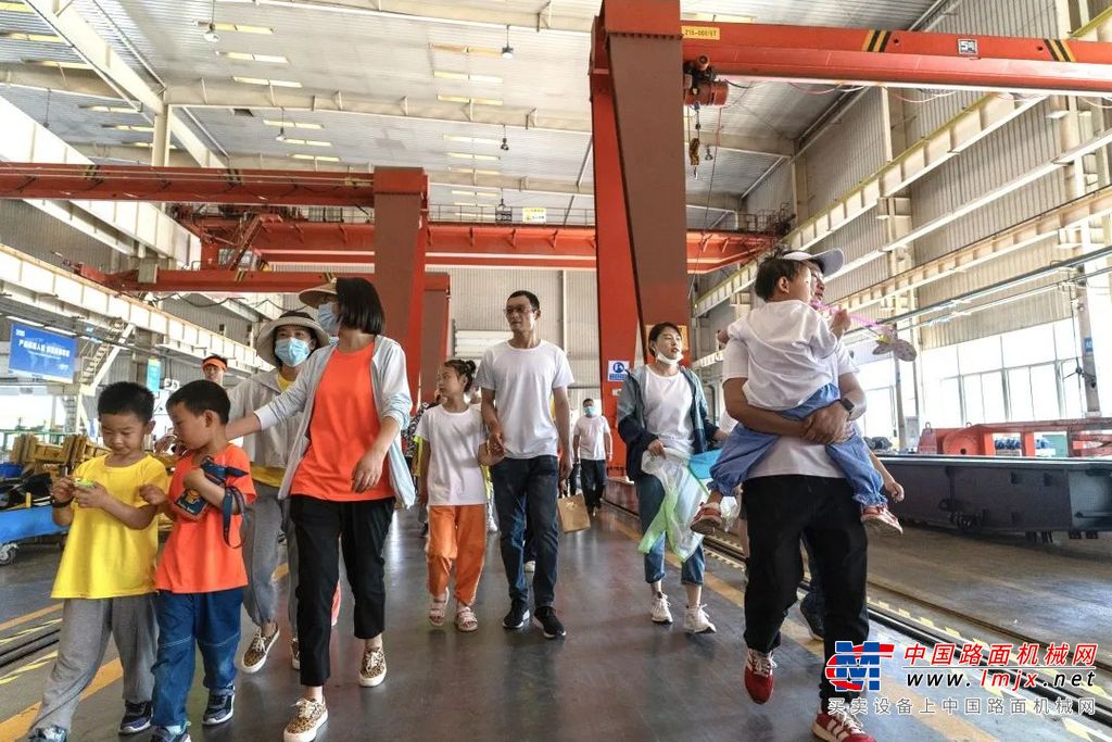 	兴奋地与履带起重机来了一次亲密接触