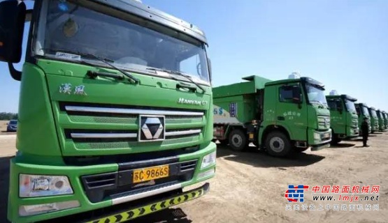 本次批量交付的徐工漢風G7公路自卸车是徐工汽车聚集国内外多名专家，联合国际知名品牌供应商，历时三年潜心研发而来，具有动力强、高承载、高可靠等优势。