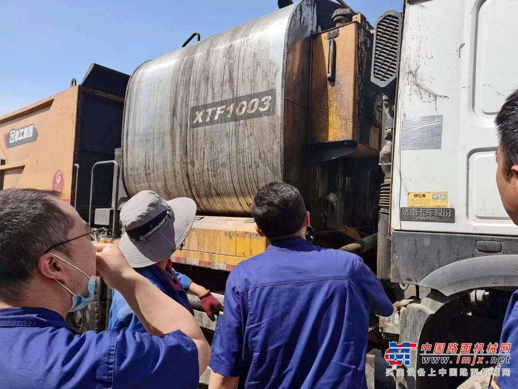 	专访团队的到来受到了客户的热烈欢迎。安宏市政的员工也给大家介绍起设备情况：“自从2019年购买了徐工的同步封层车，到现在已经施工了1600公里，洒布面积达到522万平方米，一直用的很得心应手。到现在三年半的时间了，出勤率非常高。”