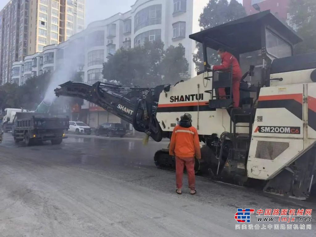 （铣刨机拉毛作业前、后路面状态）工程情况