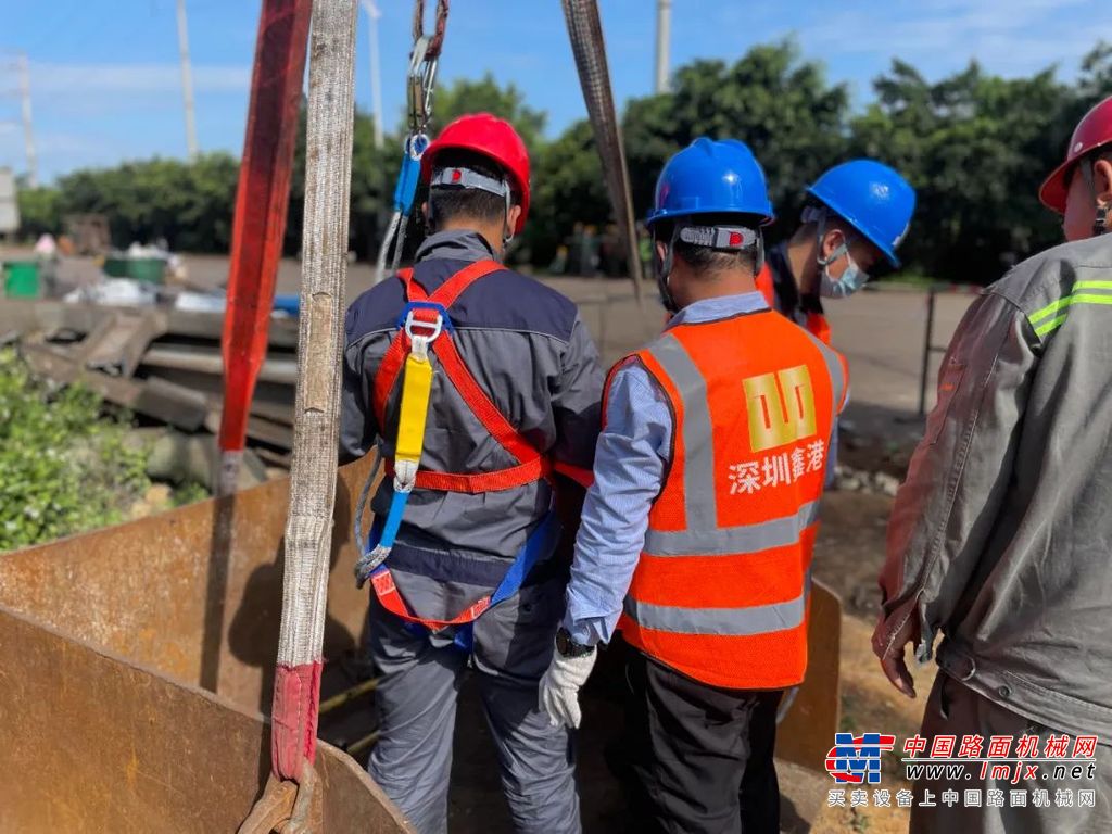 	刚接到任务的他一刻也没犹豫，从深圳驱车前往设备所在地————广州。不巧的是，当天是雷雨天气，眼看雨没有停的意思，设备又马上要进场作业，彭涛明白这耽搁不起。于是，冲进雨中，一点一点调试着超起和大臂。