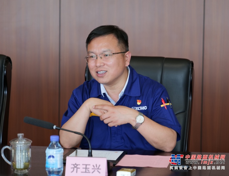 	在徐工汽车党委副书记、纪委书记、工会主席胡玉美的陪同下，梁山县政府县长刘刚一行先后参观了企业展厅、产品展厅、总装分厂，深入了解徐工汽车的发展历程、智能制造实力和未来发展。