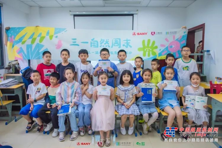 大羊老师望着细密的雨点轻轻落在湖面，问道：“孩子们，你们知道水上是什么鸟儿吗？”