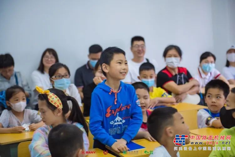 	似乎在观察我