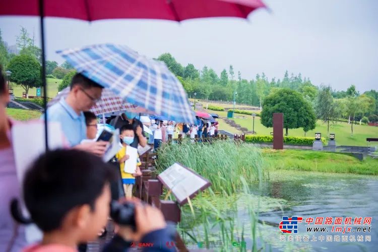 	科普课上，松雅湖湿地自然学校校长大羊老师，从介绍松雅湖湿地公园对鸟儿的保护、提问鸟儿在生活中出现的场景引发孩子们的讨论，通过听声辨鸟、看图识鸟等方法，逐步给大家科普了鸟儿的定义、分类及成长知识，孩子带上家长和老师一起在鸟儿的世界中翱翔。