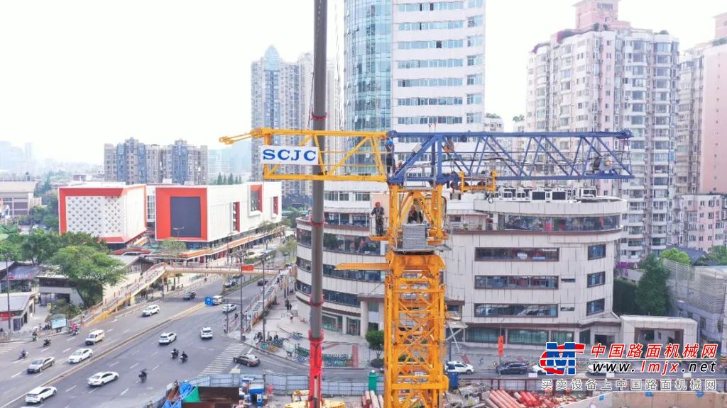 	成都轨道交通13号线一期工程贯穿成都市东西方向，线路长29.07公里，全为地下线，设车站23座。其中九眼桥站设计建造在九眼桥下方，横跨一环路。这里的热闹与舒适使游人流连忘返，但却让地铁建设者们难以畅快地施展拳脚。