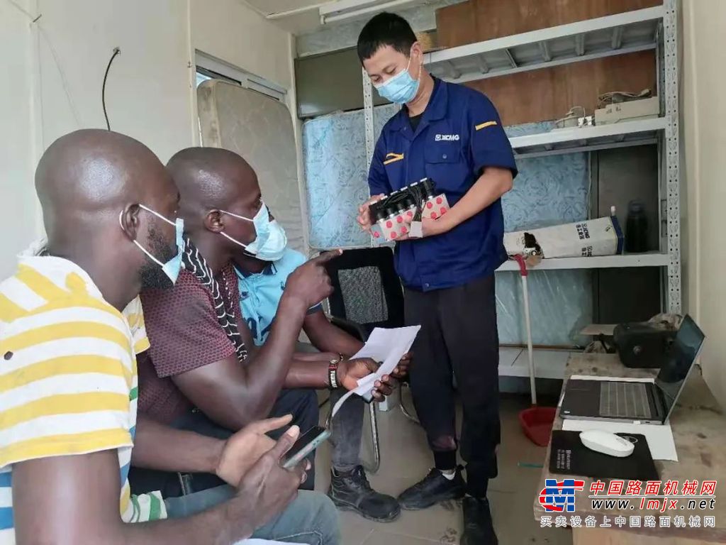 惜别亲人、漂洋过海，徐工的海外服务匠人们来到这里，克服了非洲大地旱季的酷暑、雨季的潮热，克服了蚊虫肆虐、疾病多发，用辛劳和汗水、用坚忍和毅力，克服了一个又一个难关，在非洲这片热土上，书写了一个又一个传奇。他们，有很多让我们感动的故事。