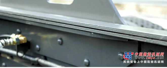 针对西藏这样海拔动辄超过5000m的特殊地区作业，徐工技术团队开展多轮运营调研，对车辆整体布局、系统性能参数进行适应性改进。
