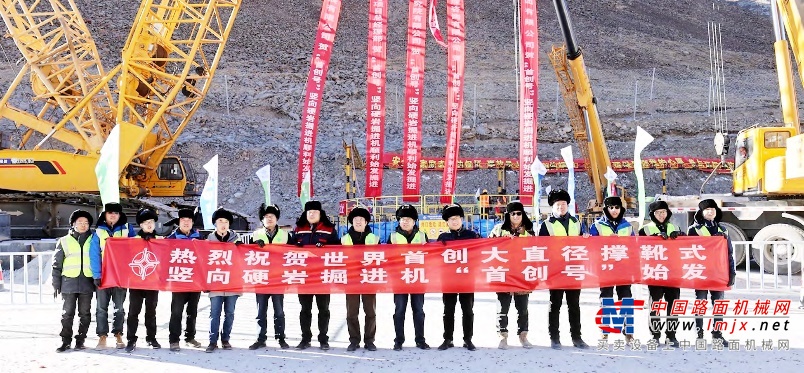 	报告开篇设置“交融天下·共奏‘一带一路’时代强音”和“建者无疆·共绘乡村振兴壮美画卷”两个责任专题。2021年，中国交建秉持“共商共建共享”理念，勇当“一带一路”建设排头兵，全力推动中国品牌“走出去”，海外业务实现新签合同额312.99亿美元，连续15年荣膺ENR全球最大国际承包商中国企业第一名，持续保持亚洲企业第一名。圆满完成云南省怒江州泸水市、兰坪县、福贡县、贡山县和新疆英吉沙县等5县（市）定点帮扶工作，推动乡村振兴战略落地生根。