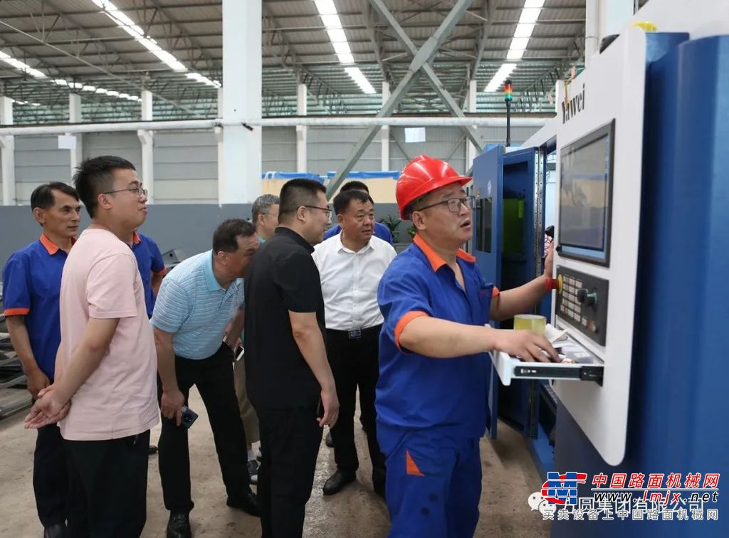 各位来宾首先来到建设机械二厂，了解企业的基础加工工艺和生产流程。随后参观了铸造厂和方圆集团主厂区的主要生产企业，了解企业的生产工艺、产品结构等情况。