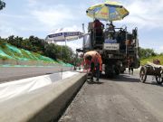 高效可靠：121公里-海南文临高速全线采用维特根 SP 15水泥混凝土滑模摊铺技术