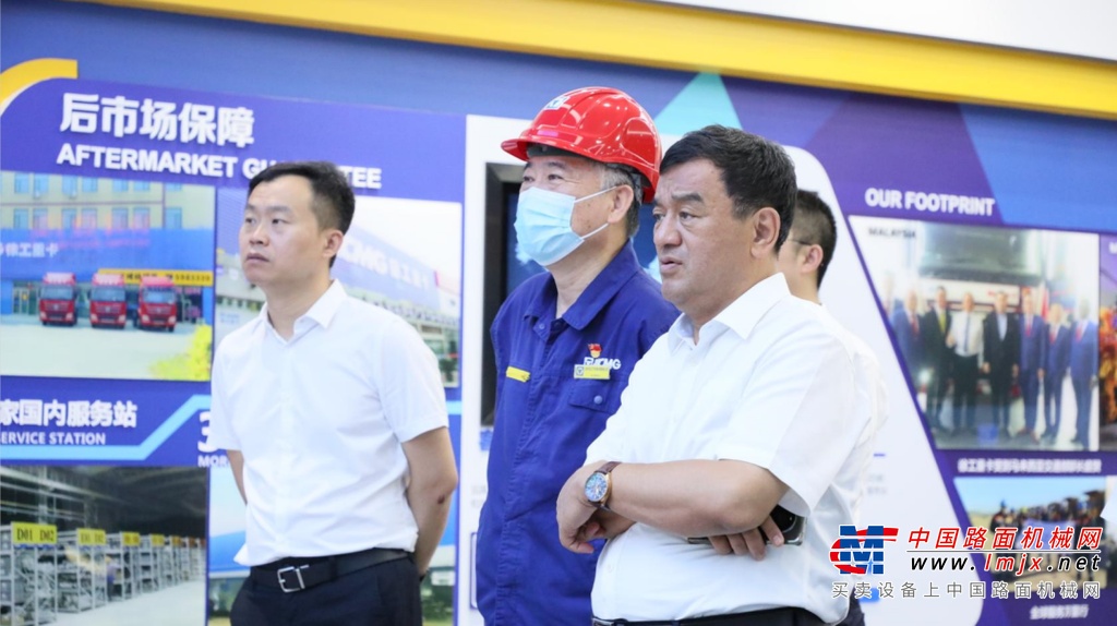 在徐工汽车总装分厂，徐工集团副总经理、徐工汽车总经理、党委书记罗东海介绍了徐工新能源重卡的市场反响与技术攻坚成果，杨志贵登上最新款漢風P9，大力称赞了徐工汽车“造一台好卡车”的朴素匠心。