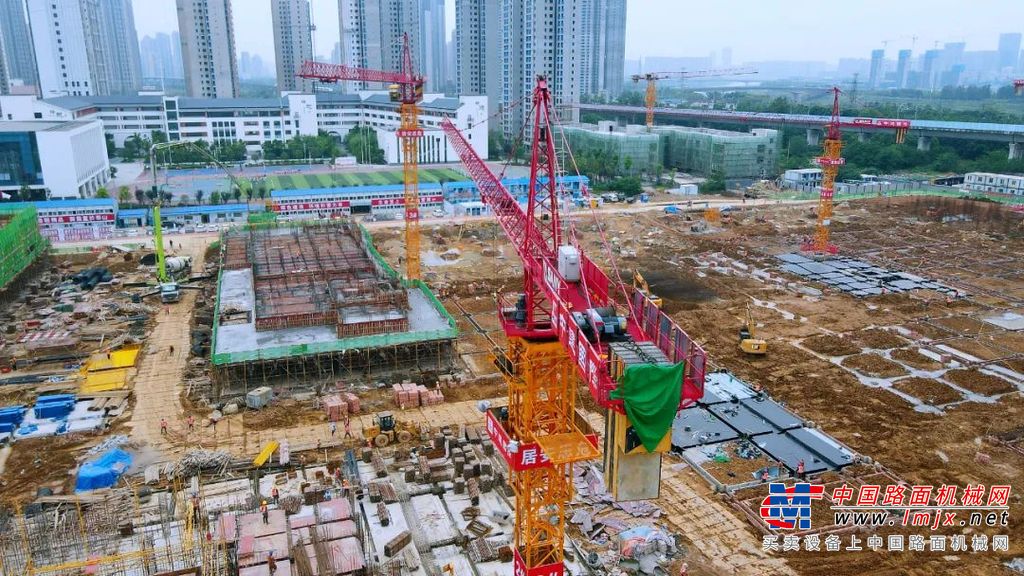 	当然，在购买任何东西时，产品的价格、质量、性价比是首要的，但工程机械产品一来得看售后服务，三一的服务是行业内最好的，这是大家公认的。再来，要看厂家未来的发展方向。只有厂家重视塔机，我才会对它的产品有信心。