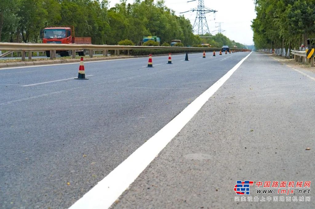 	在G104国道路面标线养护现场，XM405S专业标线铣刨机需要将旧的、遭到破坏的标线进行清除，从而达到铺设新标线的要求。