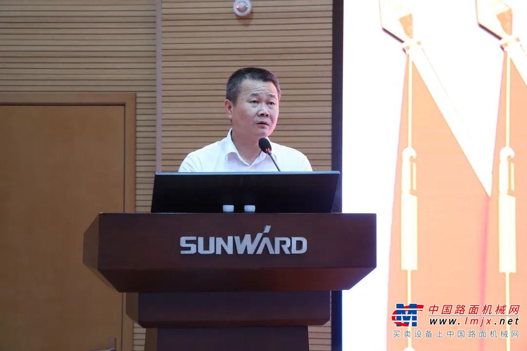 	会议首先播放了2021年公司工会大事记，回顾了工会2021年在工匠培育、文化建设、维权帮扶、阵地建设等方面开展的重点工作。