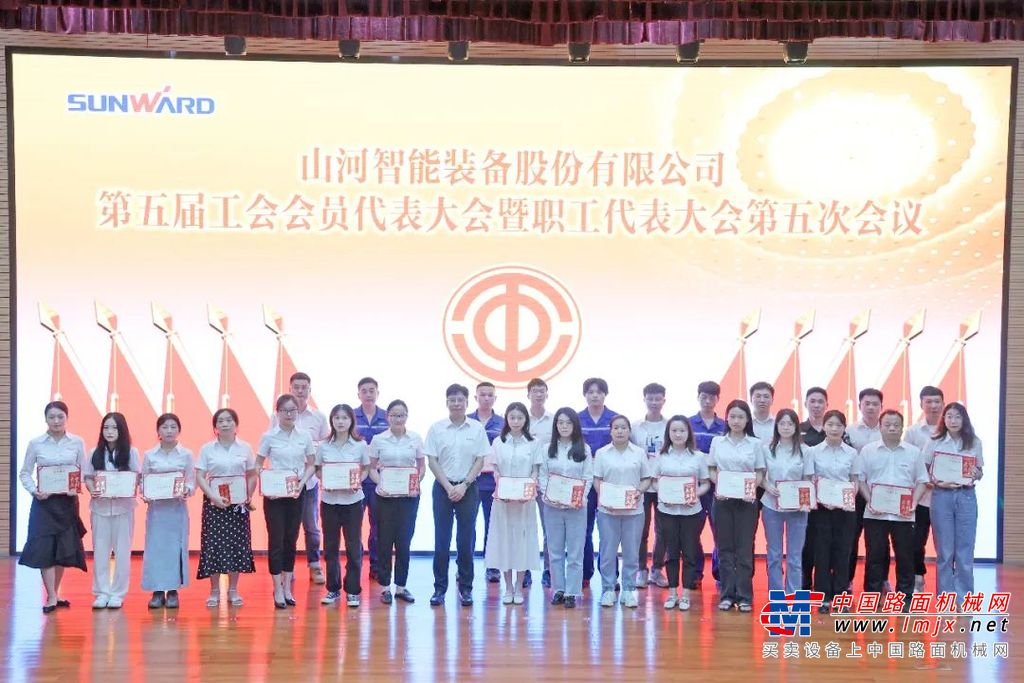 总经理付向东对“双代会”的召开表示祝贺，他指出，2021年成绩丰硕，2022年面对新形势和新任务，工会作为职工娘家人，要想职工之所想，忧职工之所忧，使广大职工紧紧团结在一起，迸发出干事创业的蓬勃力量，为集团高质量发展、实现既定工作目标贡献智慧和力量。