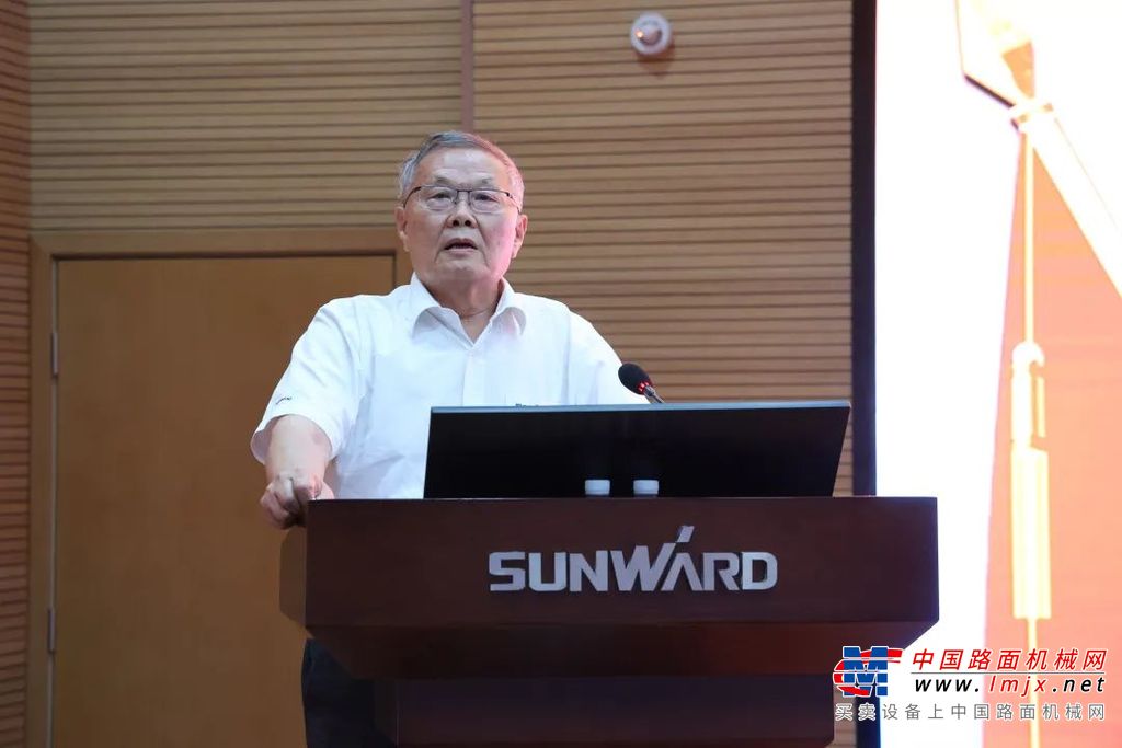 工会主席张爱民作了题为《锚定高质量发展目标，为建功建企建家一体化贡献新的更大的工会力量》的工会年度工作报告。报告从政治引领与自身建设、模匠精神与建功立业、企业文化与文体活动、维权帮扶与和谐工程、山河家园与阵地建设五个方面总结了公司工会2021年的各项工作，客观分析了工会工作的困难与不足，并从五个方面安排部署了工会2022年的主要工作，要求通过“建功”“建企”“建家”三项工程实现“四得目标”。