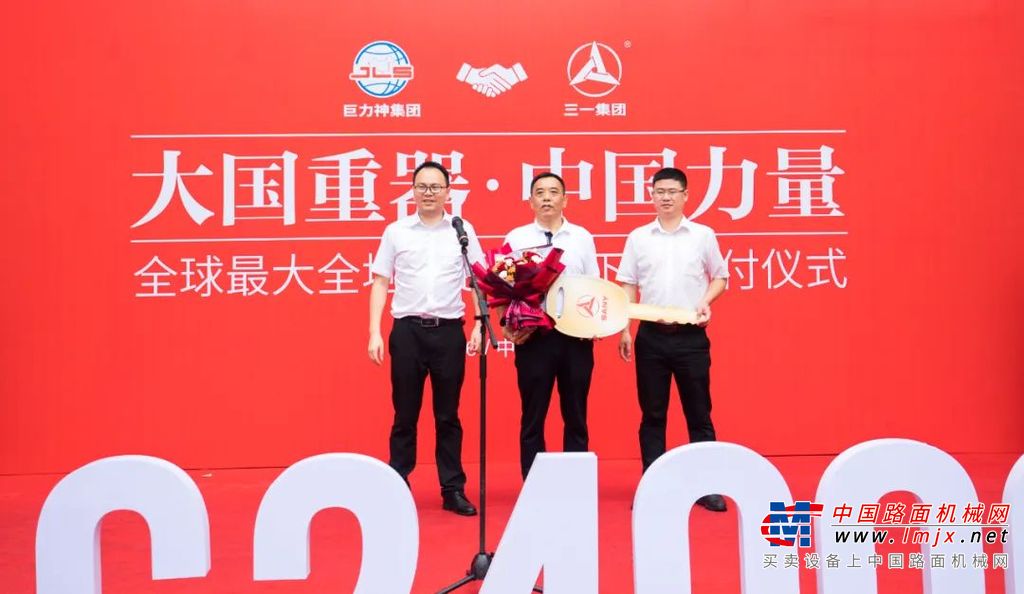 三一重起事业部超大全地面所副所长姜冠营介绍：“SAC24000T具有行业独有的双卷扬配置，可将270t额载吊至百米高空，风机检修不陷绳。八桥驱动，三种重载转场模式，上山下坡，如履平地，完全可以征服各种平原和山地风场。拆装效率高，首次入场10小时可完成组车。还有可变超起桅杆技术，有效解决超起回转半径大易碰塔筒、叶片的难题。全方位的辅助安全系统，帮助客户解决后顾之忧。”