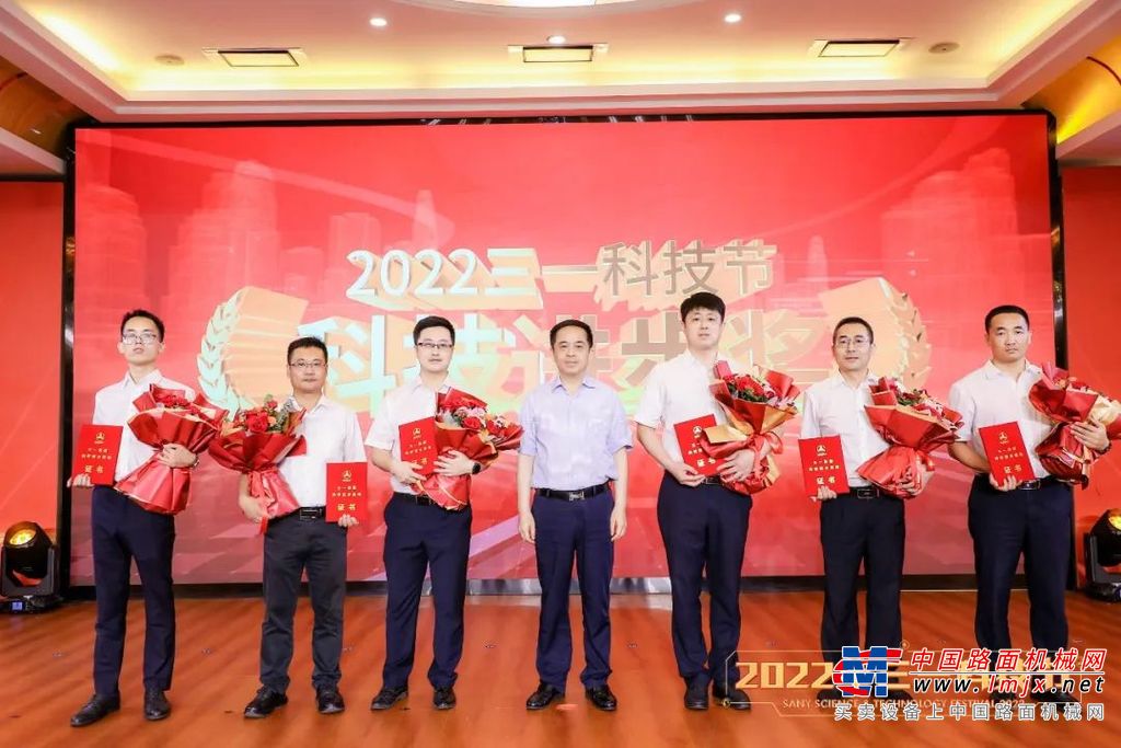 	谈到下阶段工作部署，向文波强调“着眼于2-3年很难胜出，着眼于7-10年很难被战胜”，希望全体研发人员坚持长期主义，关键是做好“一个转变、两个全面、三个聚焦、四个提升”，放手推进电动化，大胆推进数智化，全力推进国际化，成就三一更加美好的未来，为中国贡献一个世界级品牌。