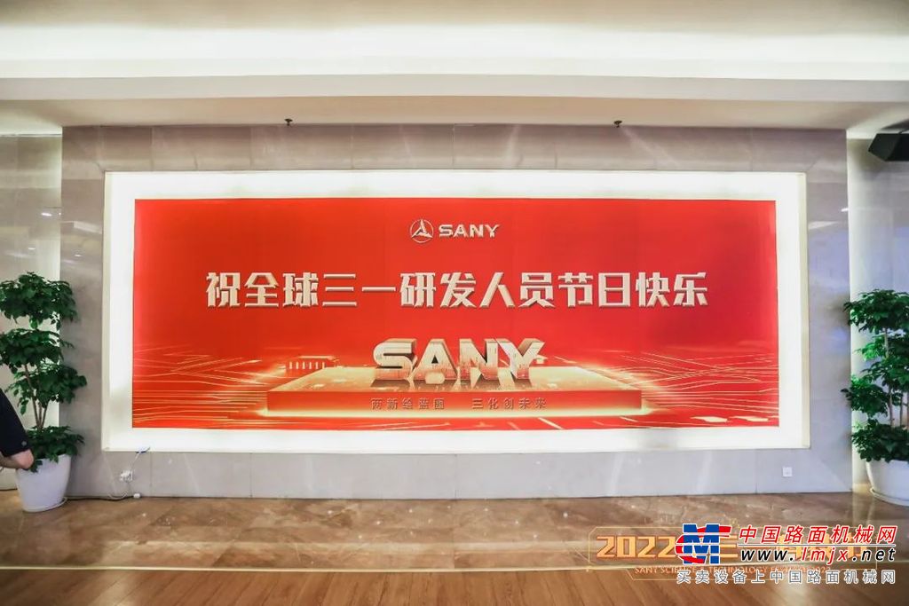 	中国电动汽车百人会理事长陈清泰、中国工程机械工业协会会长苏子孟、清华大学长聘教授周伯文、中电科第十八研究所研究员肖成伟等专家学者参加论坛，共话行业发展。