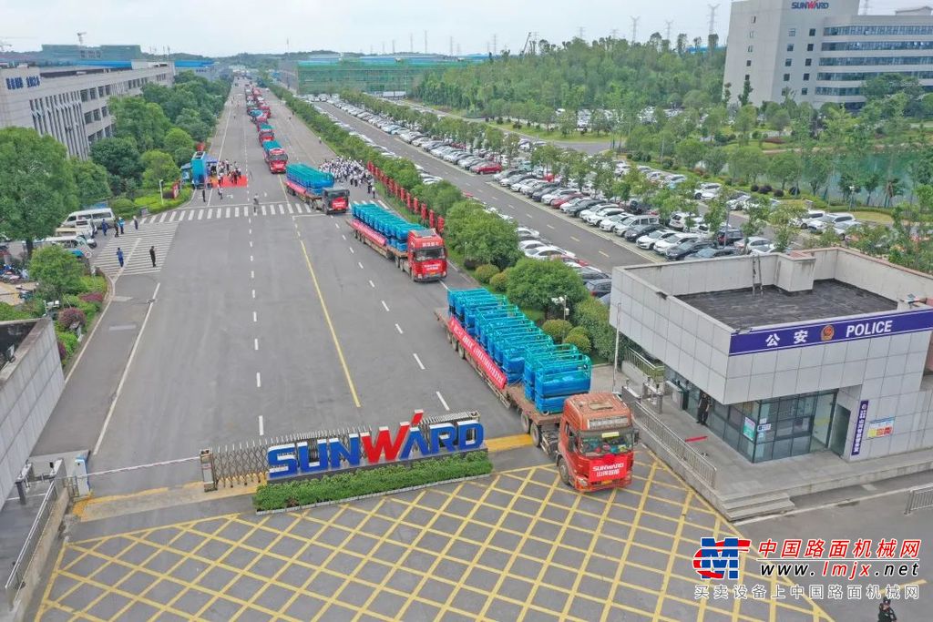 “此次发货的电动化产品还包括锂电产品，除了传统铅酸电池产品低噪音的特征外，它还具有高续航的优势，可以做到至少五年内电池不更换，并且更加安全稳定，是未来新能源产品的发展方向。开启了山河智能锂电高空机械产品进入欧美市场的历程。”山河智能高空机械事业部总经理李昌建介绍。