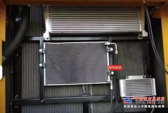 	挖掘机的回转不仅要快速，同时也要稳固。