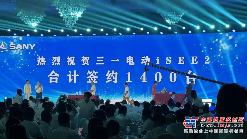 在现场试乘体验区，客户们热情参与，走进驾驶舱，率先感受iSEE2新车带来的豪华体验。大家不仅对iSEE2新车赞誉有加，更为其领先的技术点赞，并对三一电动化产品的全面铺开期待满满。