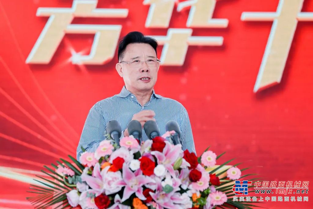 	随后的捐款仪式上，三一集团通过三一基金会向学校捐赠5000万元，涟源市委政府配套支持5000万元，共计1亿元，用于支持学校人才培养以及学校基本建设和发展。向文波作为代表捐款。