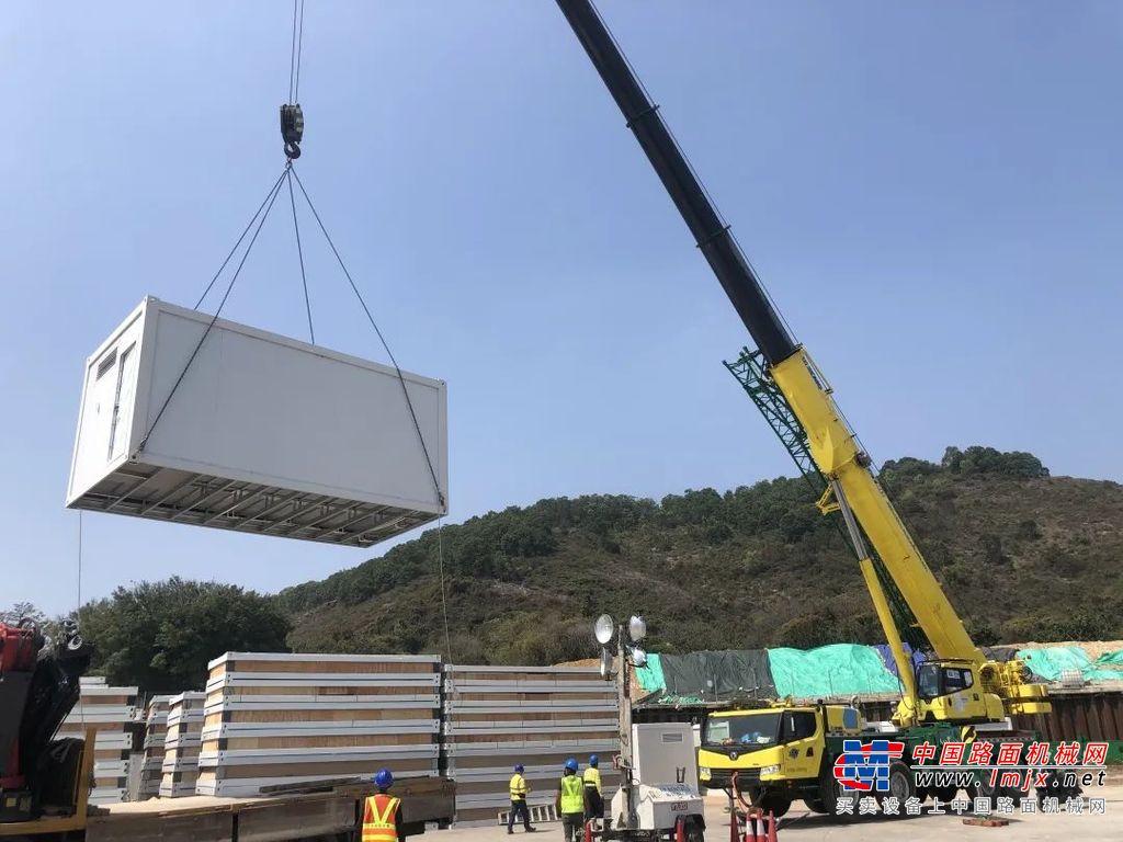 	这座将碧波化作通途的大桥，历经6年筹备、9年施工，数万名建设者参建，创下多项世界之最。这其中，不乏徐工的身影。